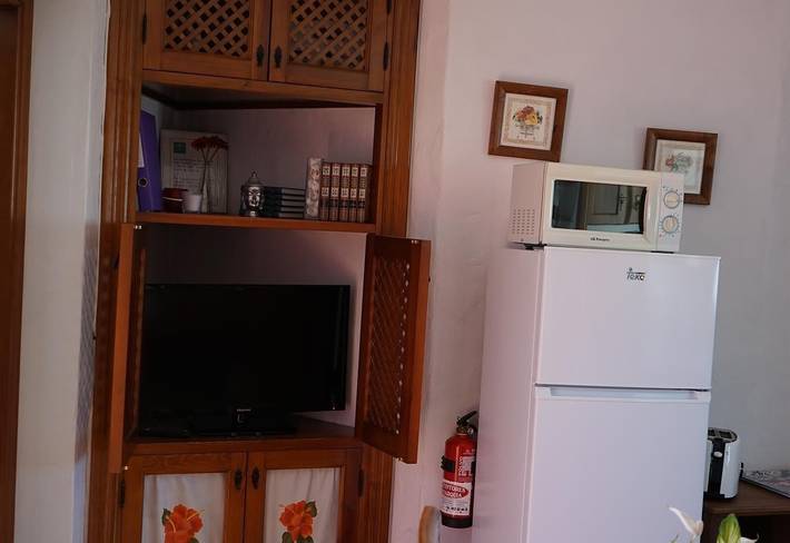 Apartamento entero, Apartamento 'El Rinconcito de Rosa' con Wi-Fi y aire acondicionado ideal para parejas in Nerja Centre, Nerja