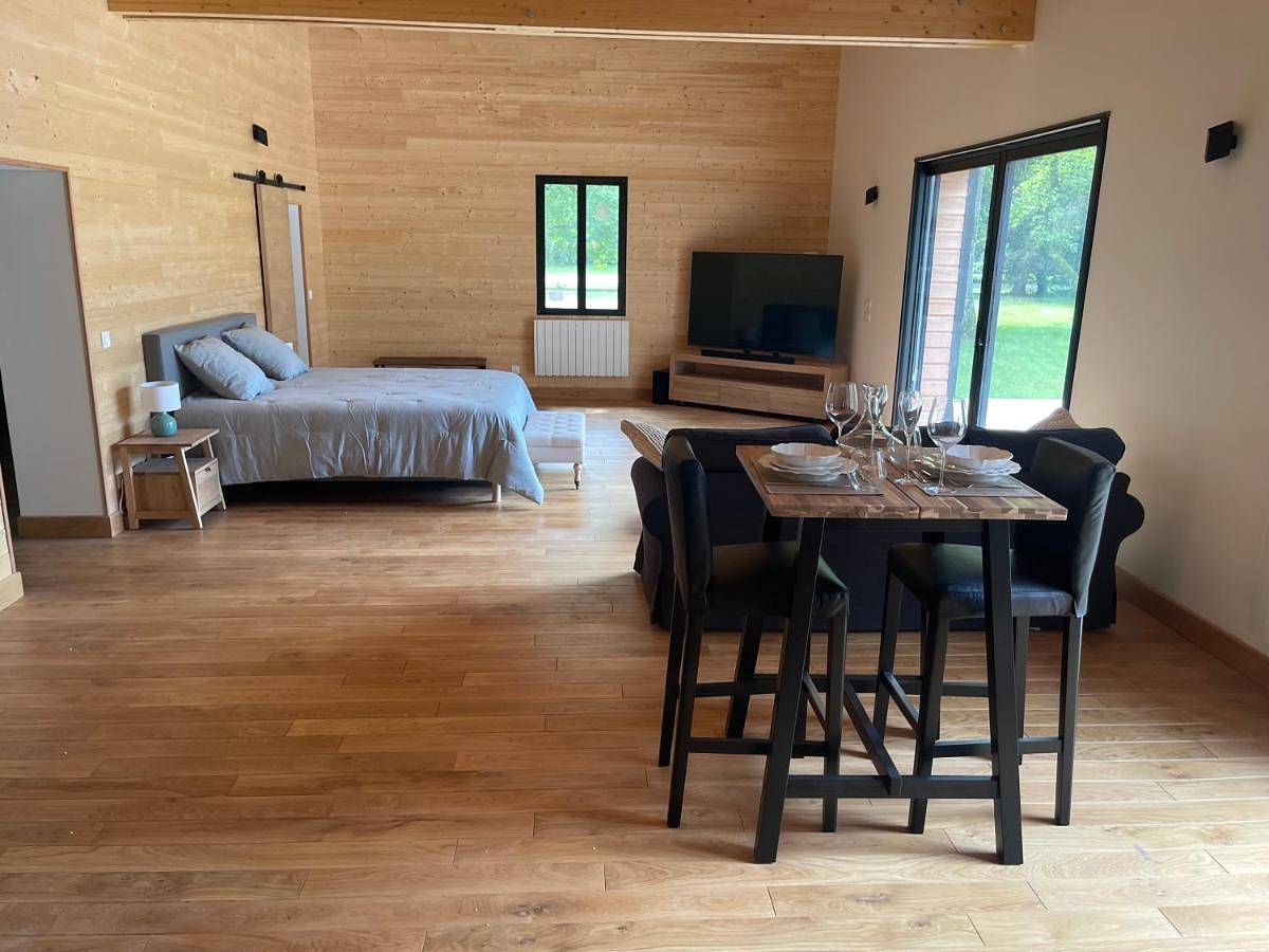 Double Room with Lake View in Montreuil-sur-Epte, Parc naturel régional du Vexin Français
