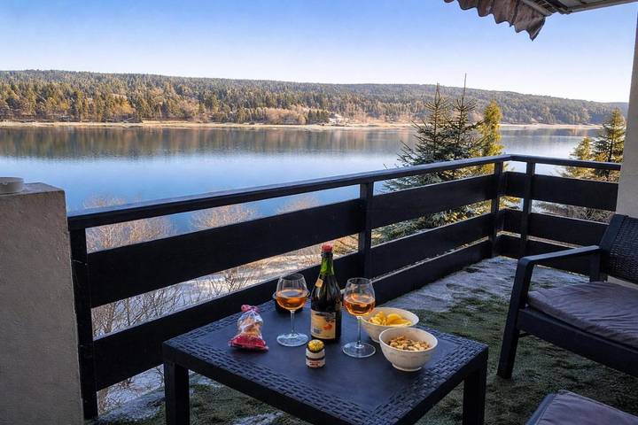 Appartement de vacances pour 4 personnes, avec vue sur le lac ainsi que balcon et vue