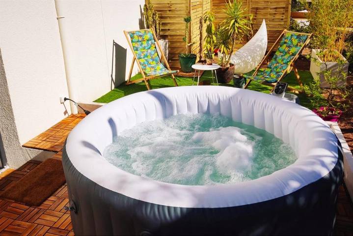 Maison de vacances pour 2 personnes, avec Jacuzzi et Jardin à Bron
