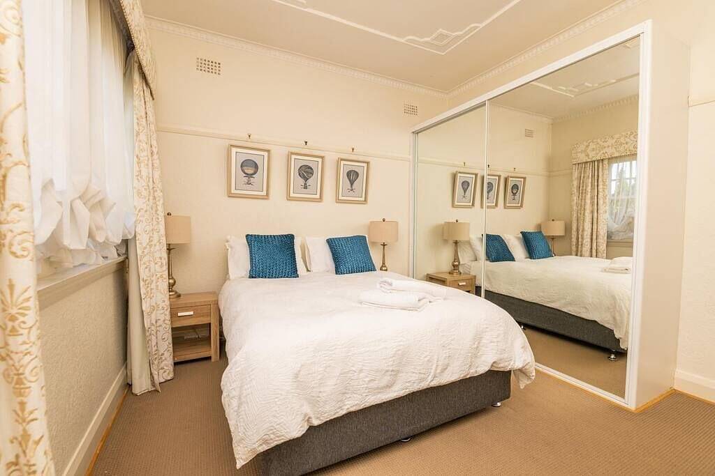 Hillside Cottage Bathurst │ Comfy, Spacious, Walk to Cbd & Stannies in Bathurst, New South Wales
