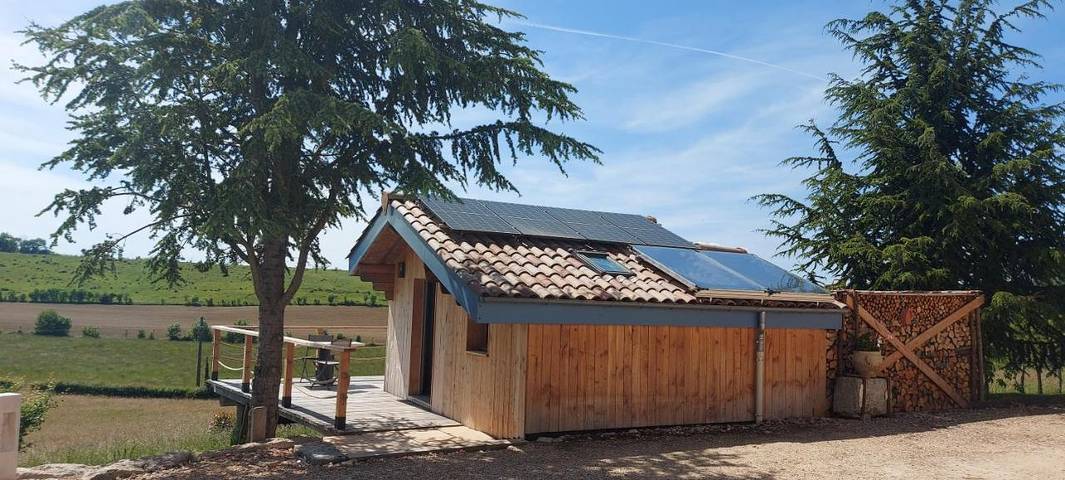 Gîte pour 2 personnes, avec Balcon et Jacuzzi ainsi que Terrasse et Jardin à Chasselay