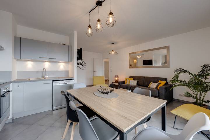 Entire apartment, L'Art de Ville*** - 2  bedroom near the city center, terrace and garage in Annecy, Annecy (commune)