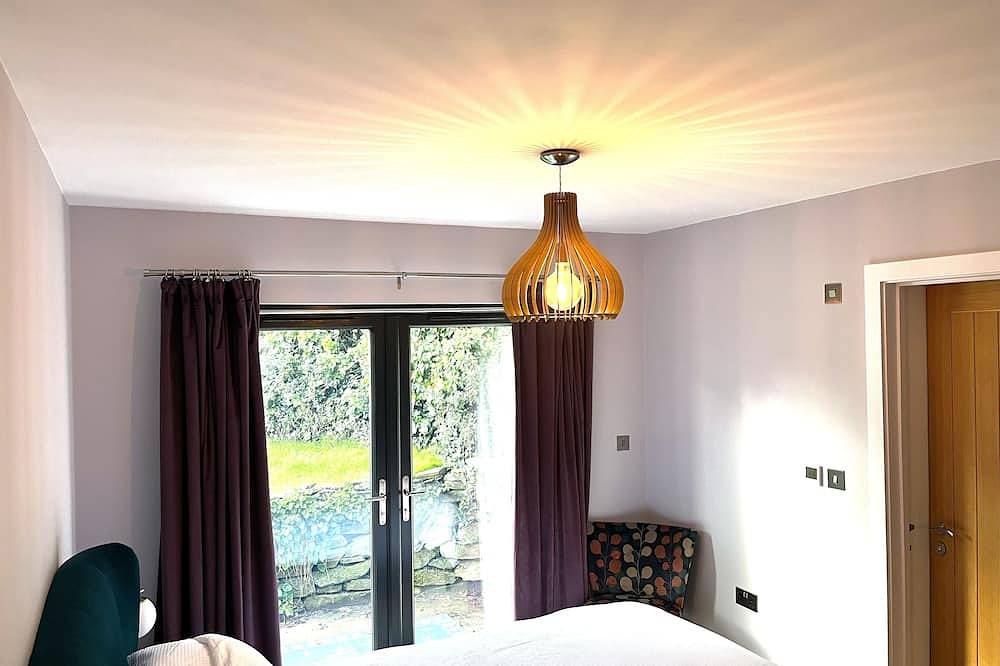 Detached 3 bed 3 bath home 7 mins walk to Padstow Harbour- Pet Friendly Parking in Padstow, Cornwall