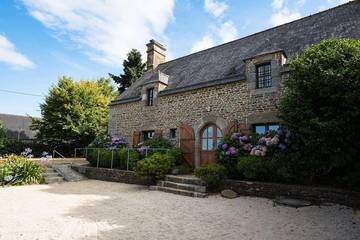 Gîte pour 6 personnes, avec vue et jardin à Sougéal