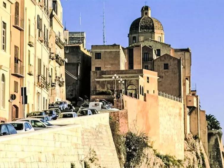 Geheel appartement, 3 kamers 4 personen in Cagliari, Campidano