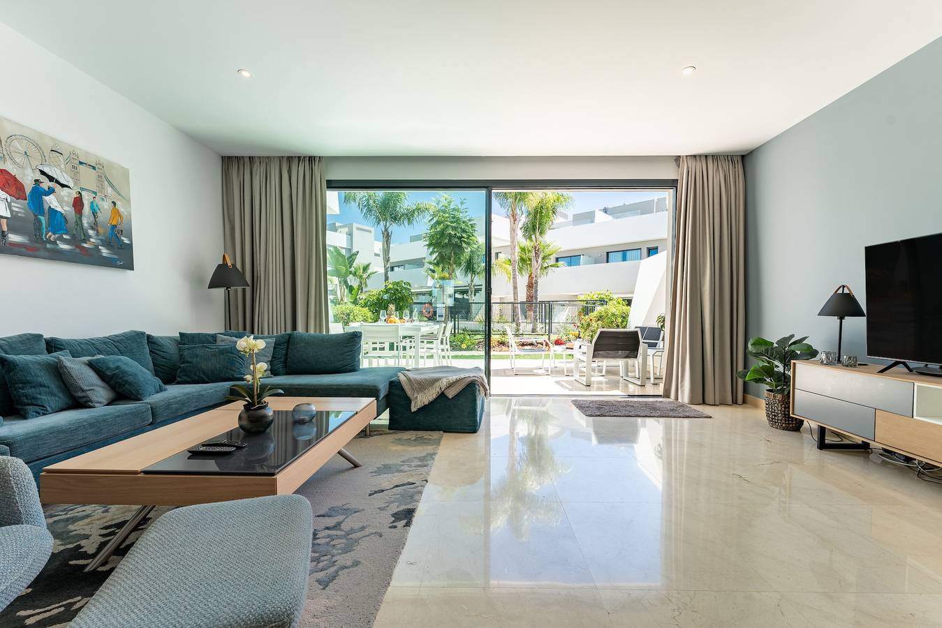 Entire apartment, Apartment 'La Valvega De La Cala Lift Indoor' with Shared Pool, Wi-Fi and Air Conditioning in La Cala de Mijas, Mijas