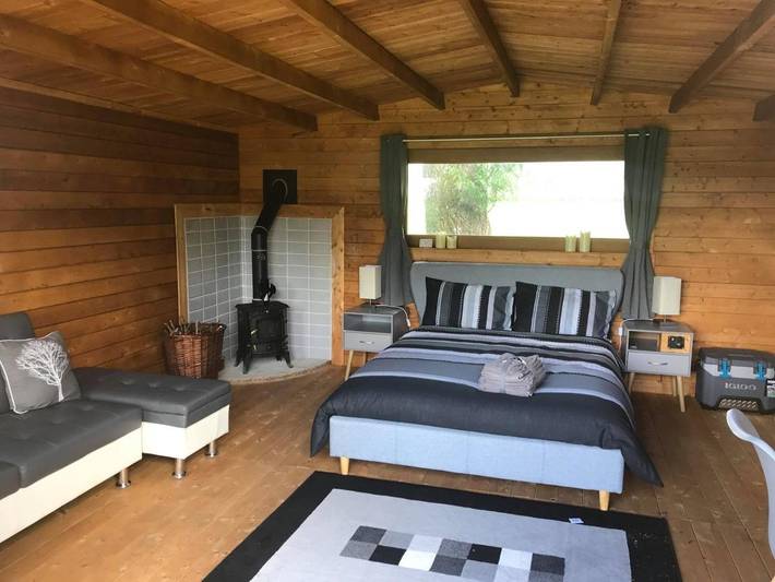 Camping for 4 people, with terrace and view as well as garden and lake view, with pets in Dorset