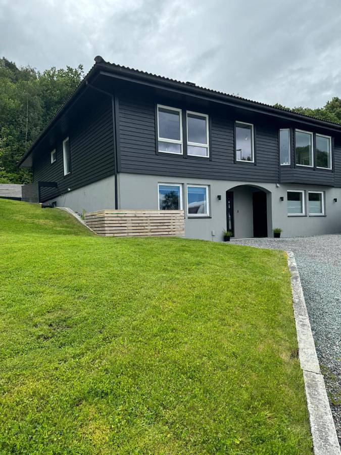 Villa med fantastisk uteplass! 10 sengeplasser! in Ålesund