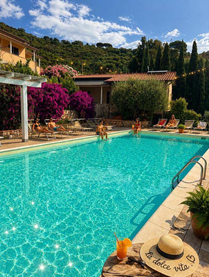 Apartahotel para 5 personas, con vistas además de jardín y piscina en Toscana