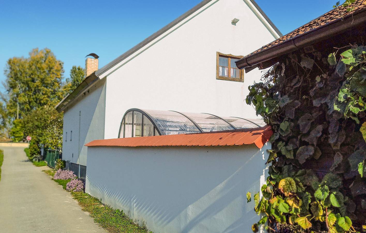 Modernes Apartment mit Pool, WLAN und Grill in der Nähe der Save in Sisak-Moslavina
