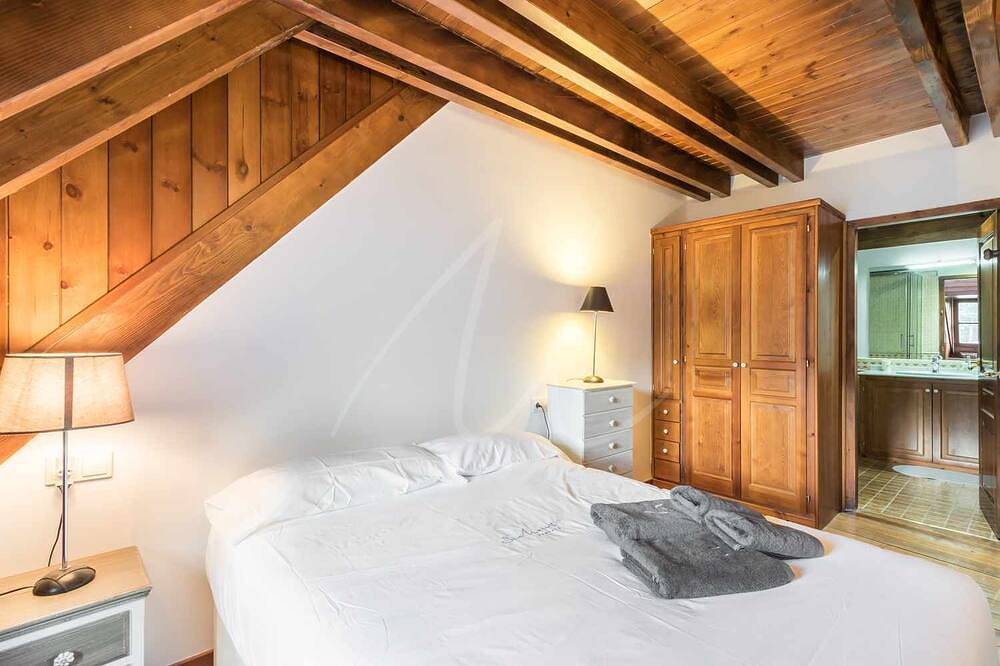Entire apartment, Valartíes by Seamount Rentals in Arties, Naut Aran