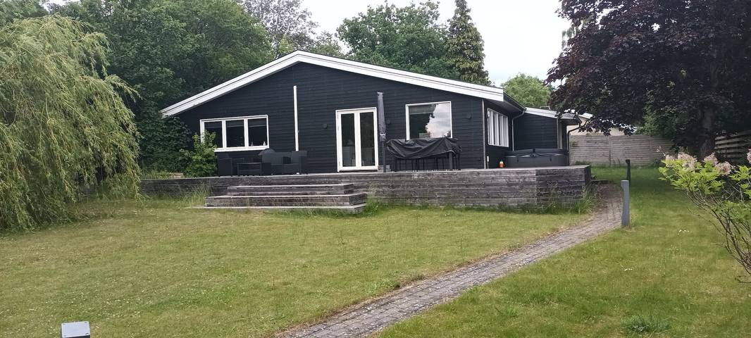 Ferienhaus für 6 Personen, mit Seeblick und Terrasse sowie Garten - 1