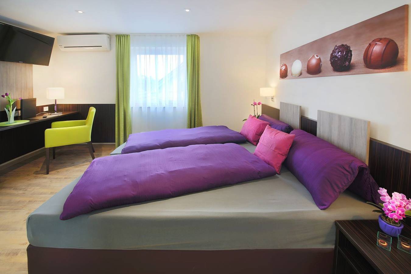 Gästehaus Stock - Zimmer 3 "Trüffelecke" liegt nach hinten zum Garten. in Friedrichshafen, Region Bodensee-Oberschwaben