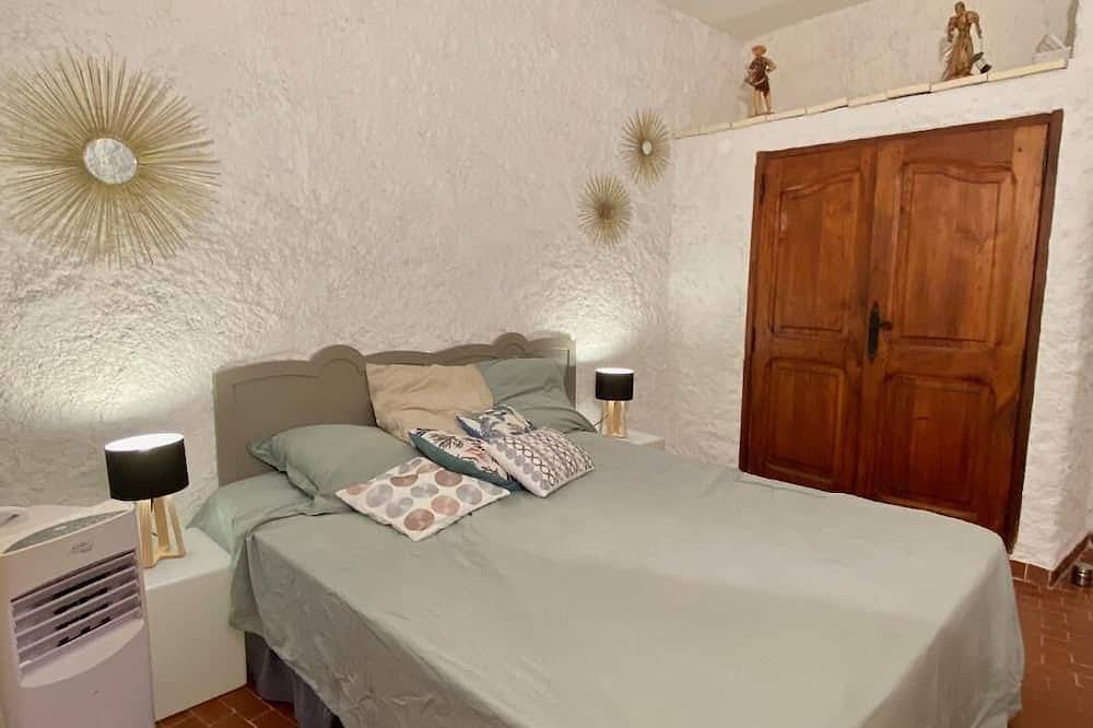Espace,soleil et liberté : 4 terrasses , jardin privatif .Chambres climatisées. in Propriano, Arrondissement de Sartène