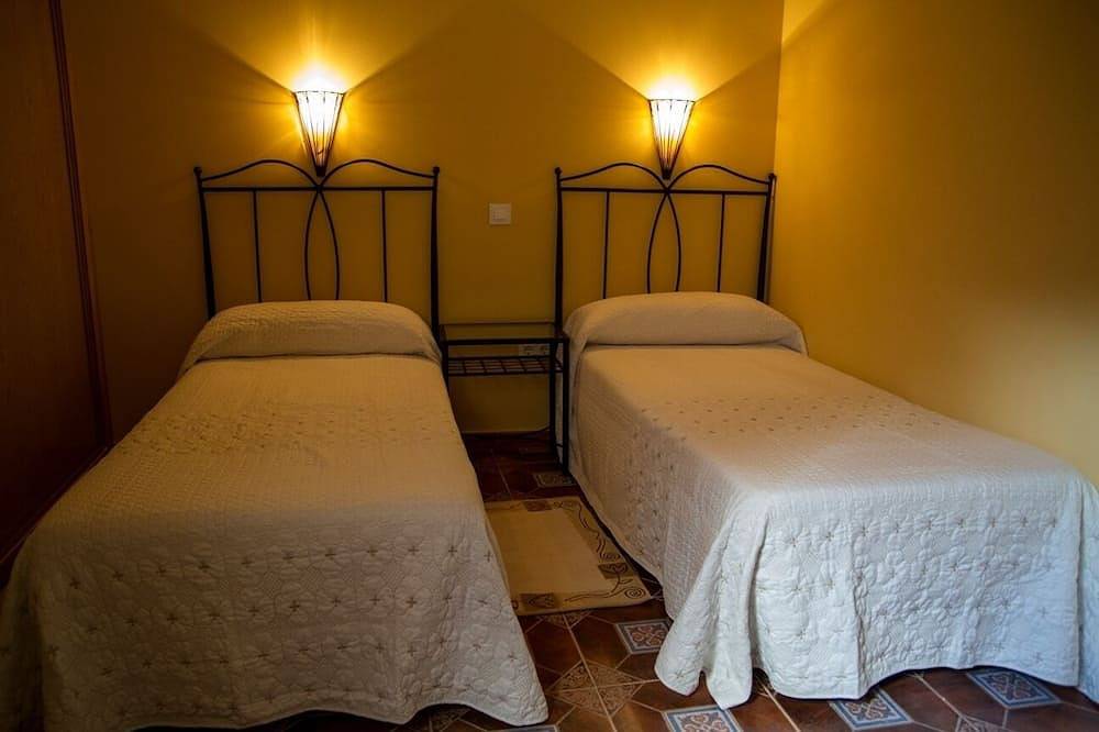 Conjunto Rural con piscina privada climatiazada, Wifi y patio con Bbq in Hueva, La Alcarria