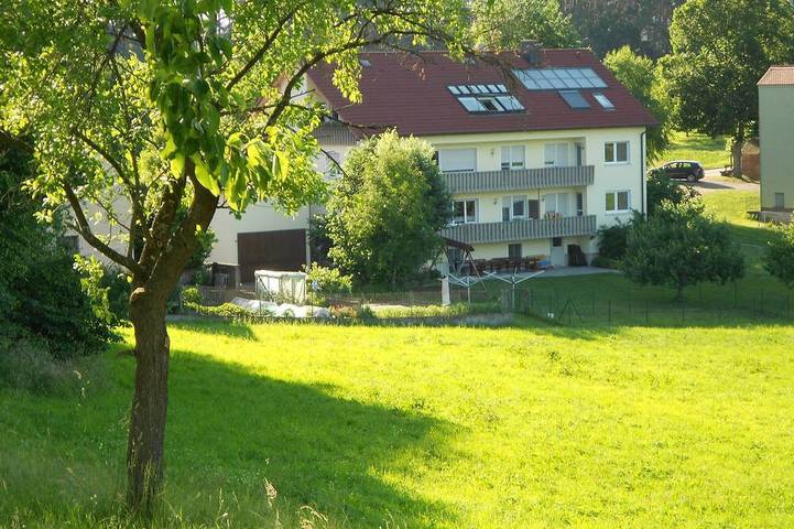 Ganze Wohnung, 45qm große Ferienwohnung mit Balkon & Panoramablick in Absberg, Fränkisches Seenland
