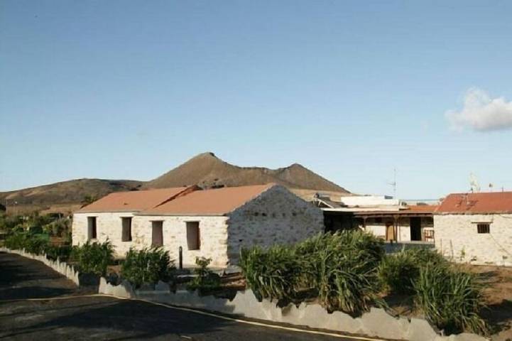 Gîte pour 3 personnes, avec Terrasse ainsi que Jardin et Piscine