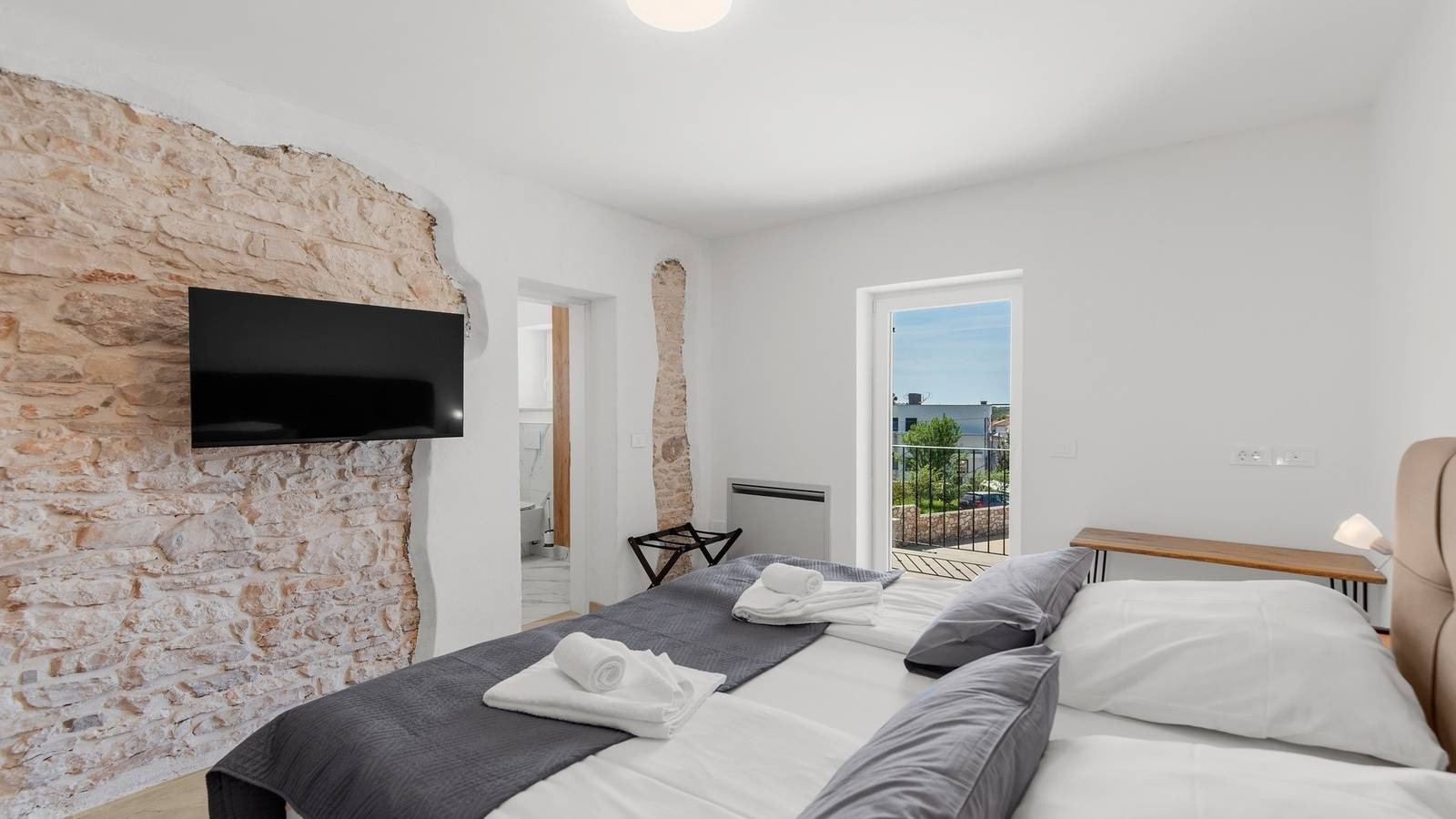 Ganze Wohnung, Apartment mit Balkon und Poolblick

 in Novigrad, Dajla