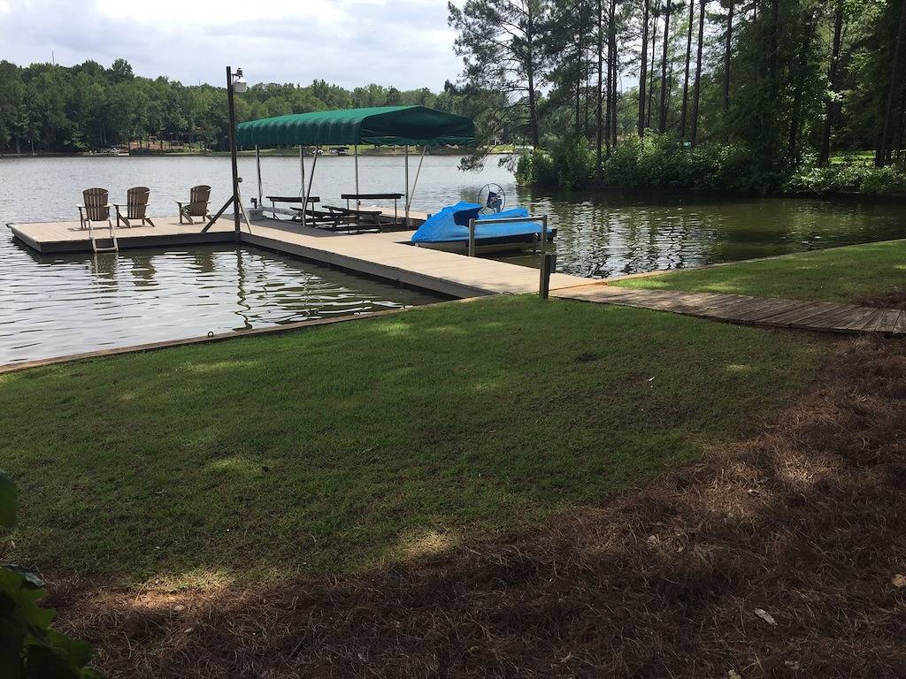 Haus am Wasser! Tierfreundlich, kinderfreundlich im Hinterhof eingezäunt! in Lake Oconee