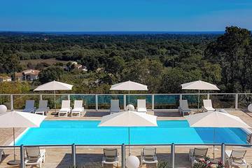 Gîte pour 3 personnes, avec jacuzzi et terrasse ainsi que sauna et piscine à Serra-di-Fiumorbo