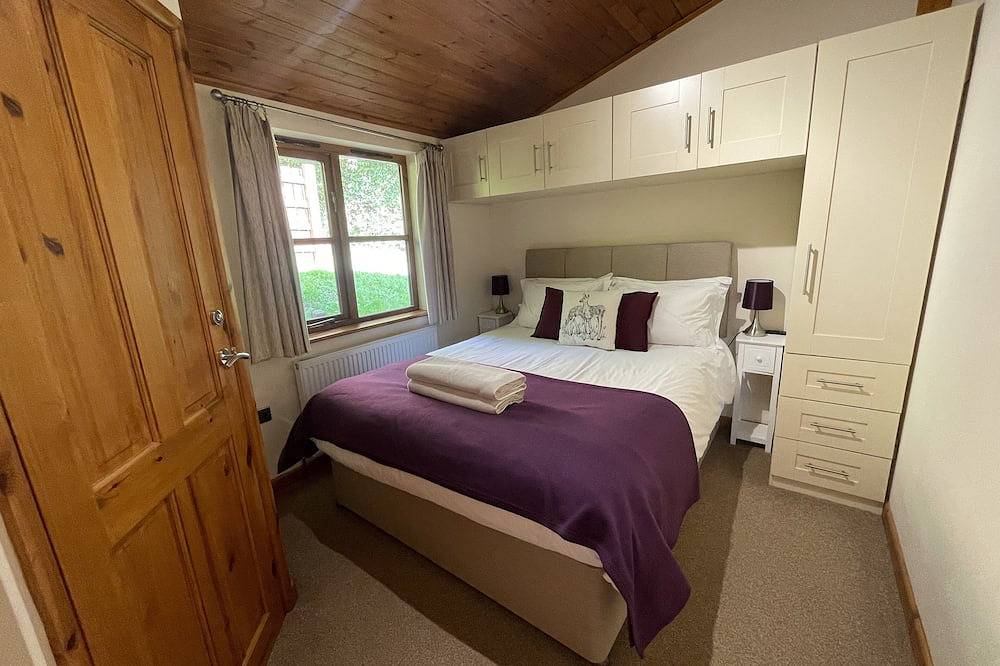 Quiet Sunny South Facing Lodge, Private Decking with Great views & Car Parking in Combe Martin, Exmoor