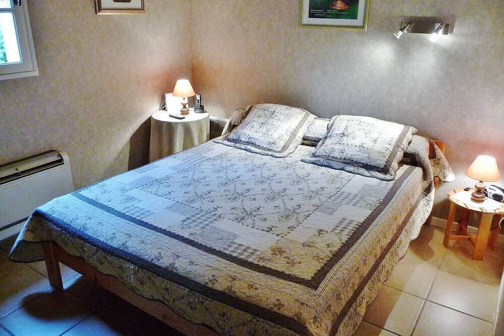 Large charming Provencal villa with swimming pool, 6 bedrooms, classified 4 stars in Rochefort-du-Gard, Nimes region