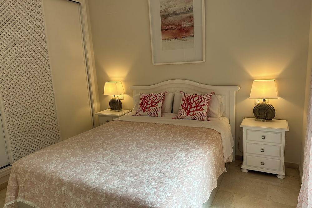 Entire apartment, 2nd line lux beachside apartment with hot tub-3 sunny terraces and fibre wifi in Saladillo Benamara, Estepona