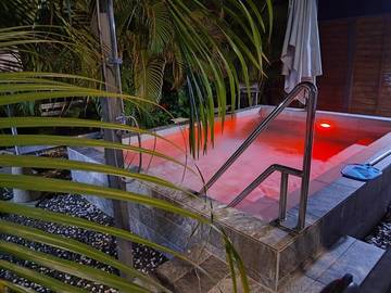 Gîte pour 2 personnes, avec vue ainsi que terrasse et piscine à Rivière-Salée