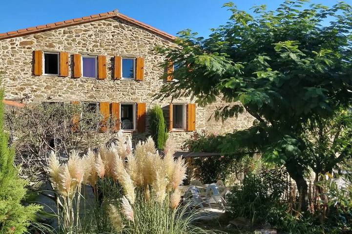 Location de vacances pour 9 personnes, avec terrasse et jardin à Taulis