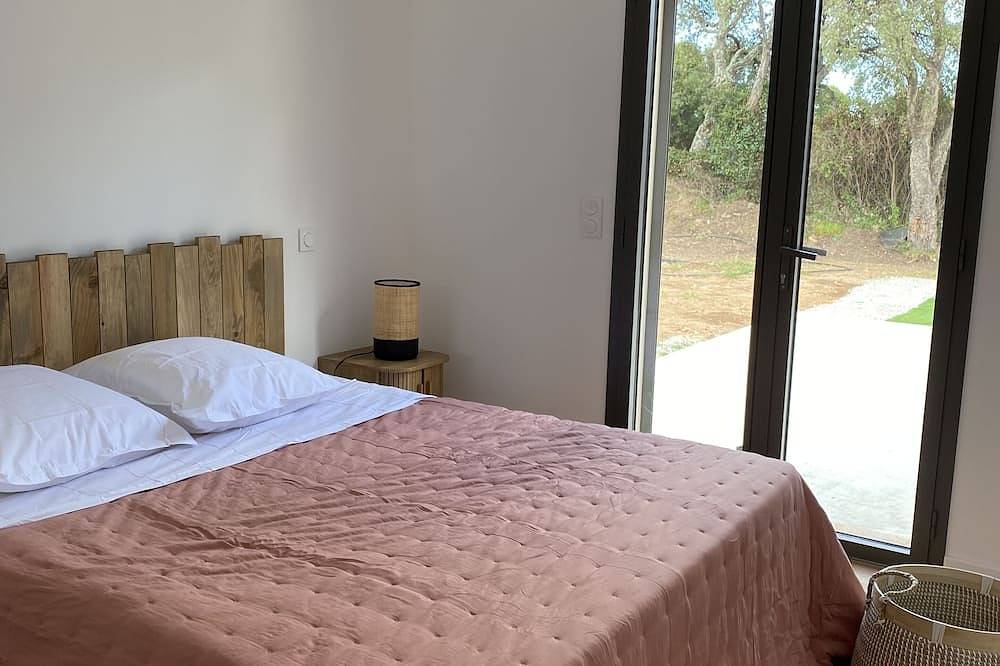 Modern villa with heated swimming pool on the edge of vineyards in Ghisonaccia, Corte und Umgebung