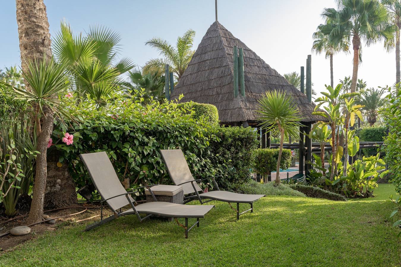 'Beachfront Townhouse in Costalita' con vistas al mar, piscina compartida y Wi-Fi in Saladillo Benamara, Estepona