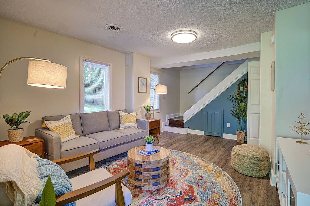 Redesigned Family/Pet Friendly 🐶 Carriage House Minutes walk to Downtown in Johnson City, Blue Ridge Mountains