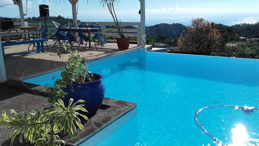 Maison d’hôtes « Villa Pelée - Vanille - » vue mer, piscine partagée et Wi-Fi in Le Morne-Rouge, Martinique
