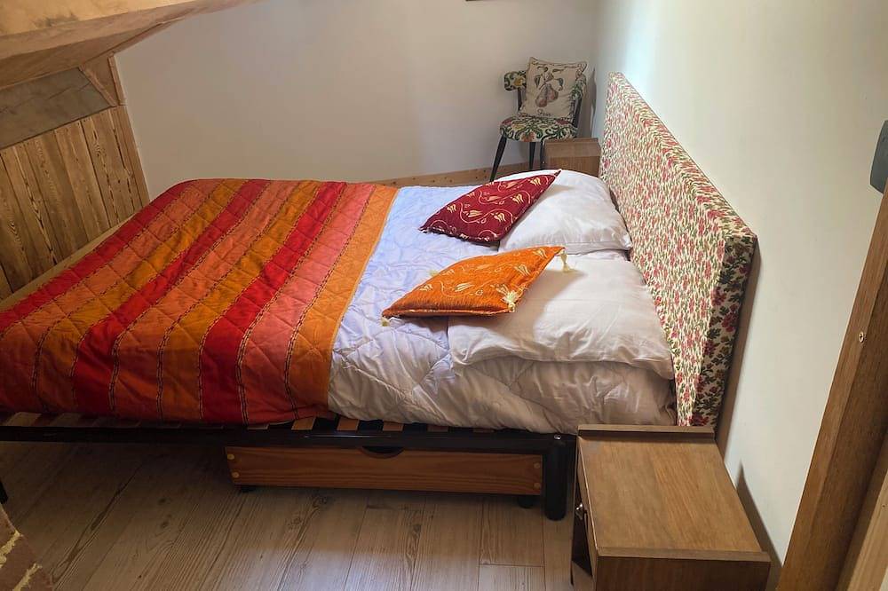 Entire apartment, 8-bed 2-bathroom apartment in the heart of the village in Formiguères, Prades region