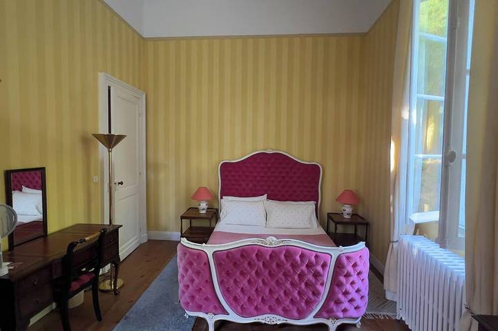 Superb 4-bedroom Chateau in a private setting of 4 hectares of woodland. in Coutras, Región de Libourne