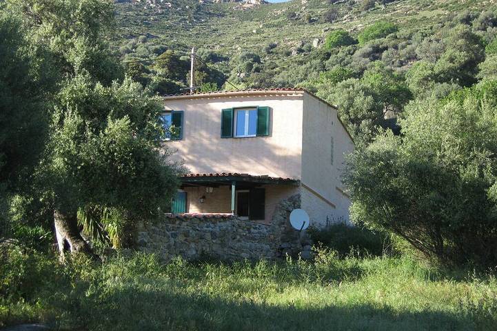 Location de vacances pour 6 personnes, avec terrasse et jardin à Montegrosso