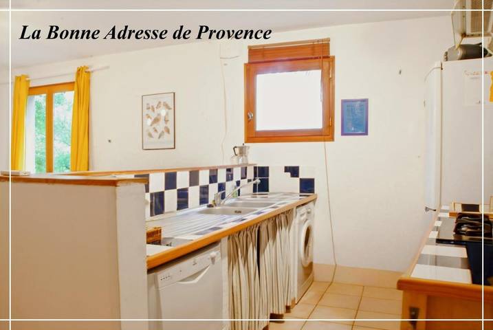 Location de vacances pour 5 personnes, avec piscine et jardin, animaux acceptés à Cornillon-Confoux - 2