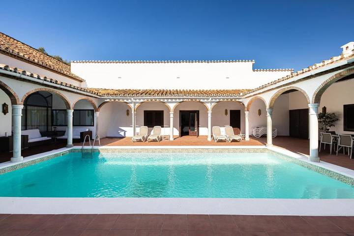 Chalet para 18 personas, con vistas además de jardín y piscina, Familias con niños en Axarquía