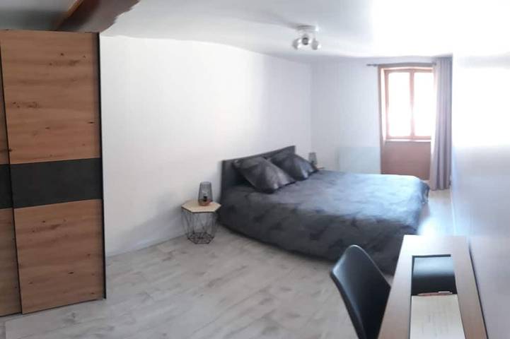 Location de vacances pour 8 personnes, avec jacuzzi et terrasse à Poule-les-Écharmeaux - 4