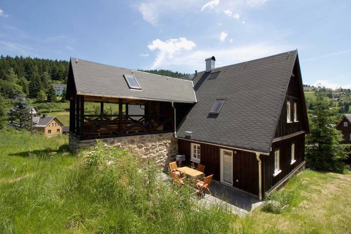 Ferienwohnung für 4 Personen, mit Terrasse und Garten sowie Ausblick in Klingenthal