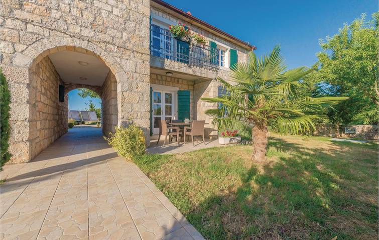 Reizende 2-Zimmer-Wohnung mit Pool, Terrasse und WLAN in Dalmatinisches Zagora