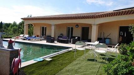 Cottage pour 3 personnes, avec vue ainsi que piscine et jardin à Le Luc