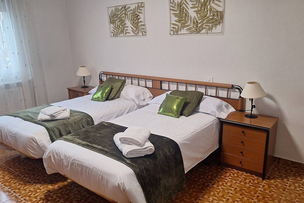 Chalet con chimenea. Ideal para familias y amigos junto con tu mascota. in El Tiemblo, Provincia de Ávila