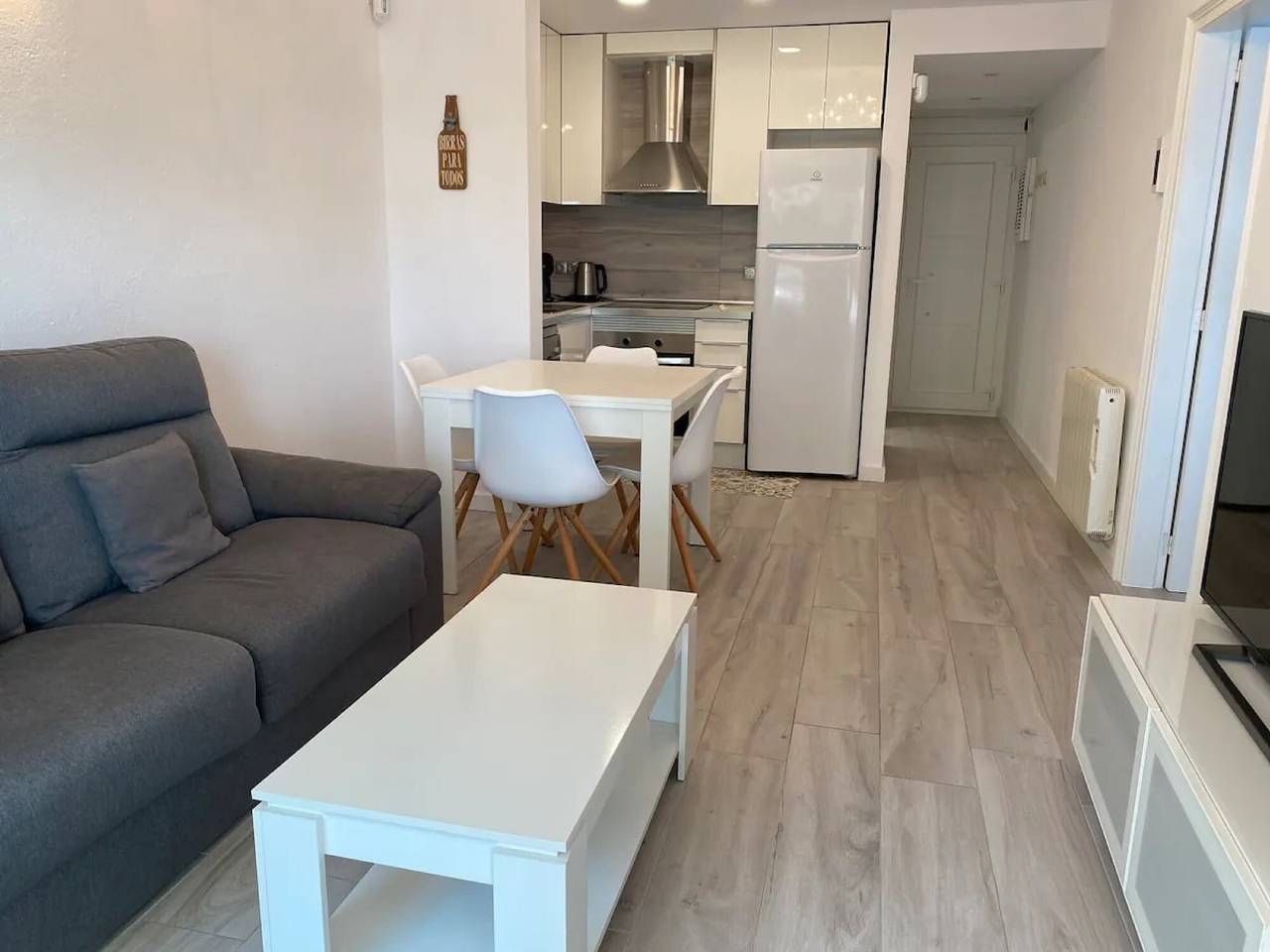 Apartamento entero, Apartamento 'Montiro' con vistas a la montaña, Wi-Fi y aire acondicionado in La Escala, Alt Empordà