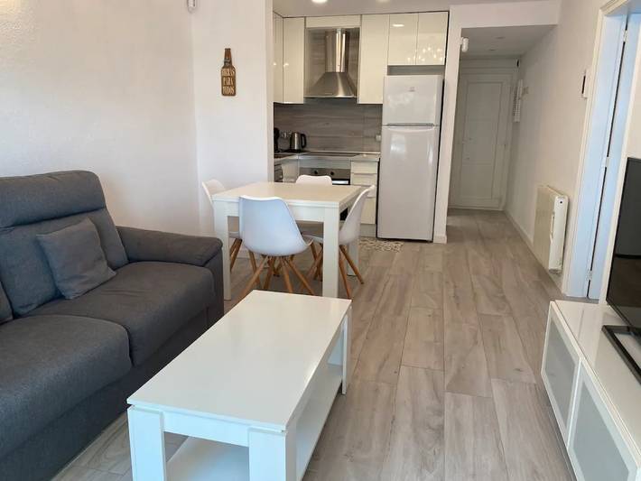 Entire apartment, Apartment 'Montiro' with Mountain View, Wi-Fi and Air Conditioning in l'Escala, Upper Empordà