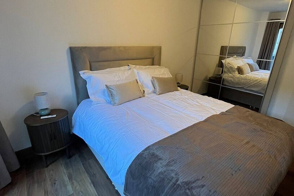 Entire apartment, Deluxe 2-bedroom best located apartment in Galway City center with free parking. in Galway, County Galway