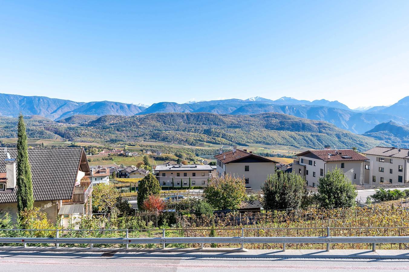 Ganze Wohnung, Ferienwohnung 'Mendelbahn' mit Bergblick, privater Terrasse und Wi-Fi in Kalterer See, Kaltern an der Weinstraße