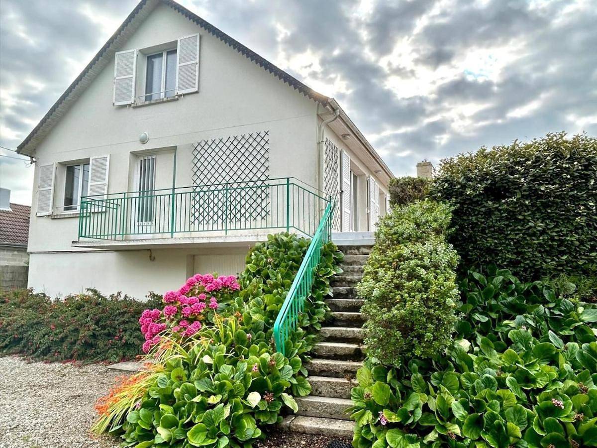 Villa Saint Antoine, vue mer à 60m de la plage in Jonville, Réville
