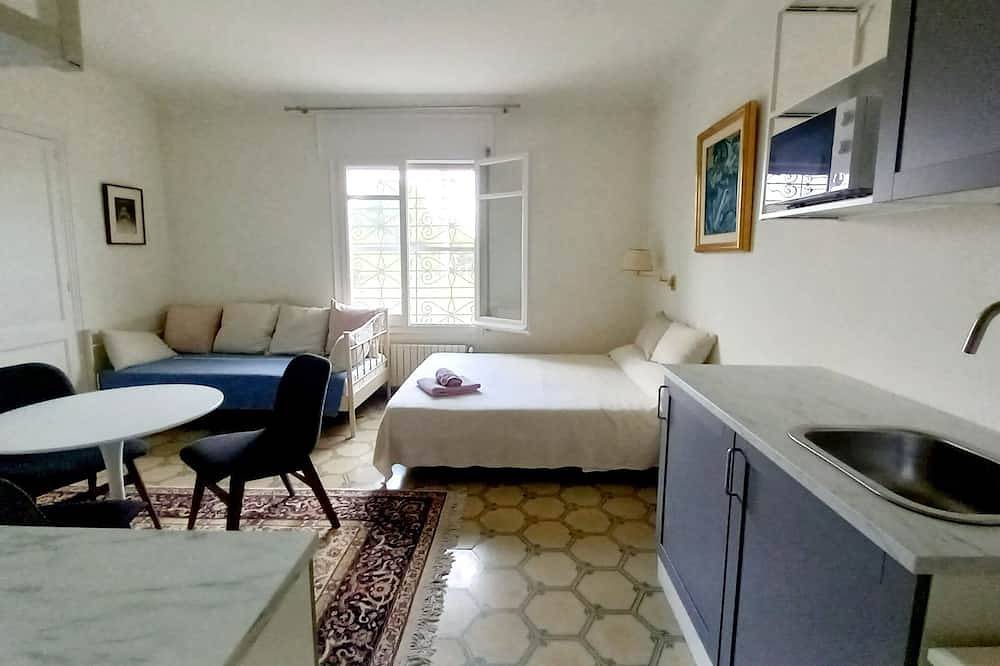 Entire apartment, Studio for 2-3 in villa, satellite Tv, garden, pool, 10 min. walk to the beach in Altafulla, Costa Dorada